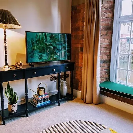 Cocoa Lily - River Fronted Studio In The City With Secure Parking *