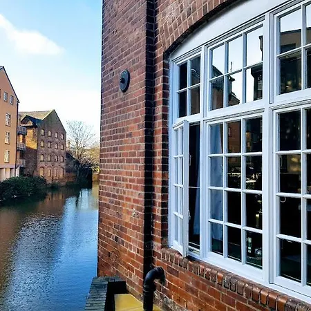 Cocoa Lily - River Fronted Studio In The City With Secure Parking York