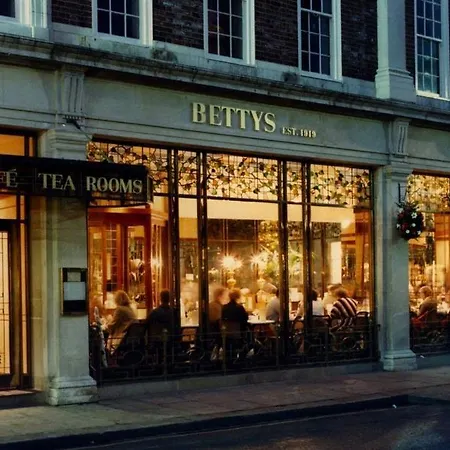 Cocoa Lily - River Fronted Studio In The City With Secure Parking