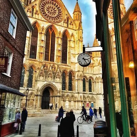 Cocoa Lily - River Fronted Studio In The City With Secure Parking