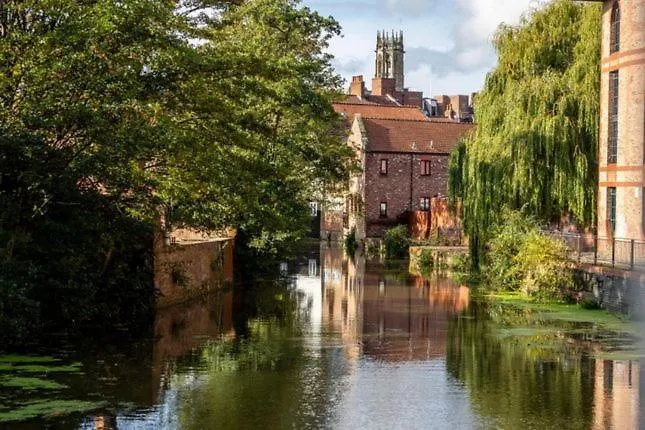Cocoa Lily - River Fronted In The With Secure Parking York