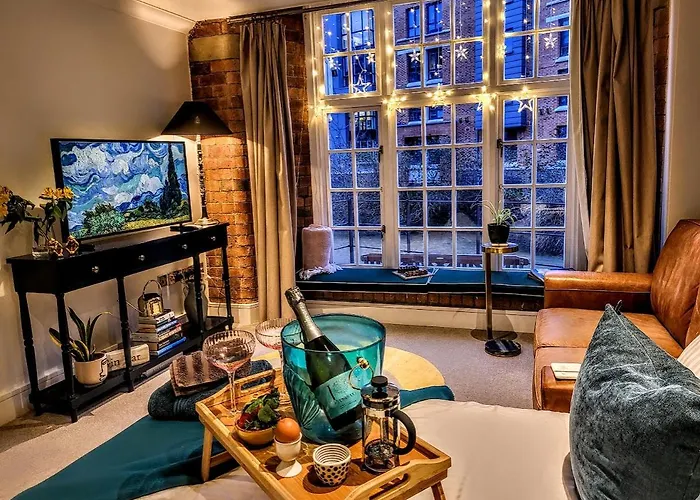 Cocoa Lily - River Fronted In The With Secure Parking *