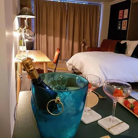 Cocoa Lily - River Fronted Studio In The City With Secure Parking