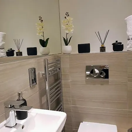 Cocoa Lily - River Fronted Studio In The City With Secure Parking Apartment *