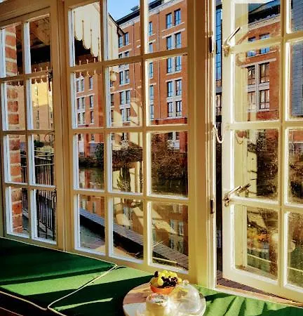 Cocoa Lily - River Fronted Studio In The City With Secure Parking *