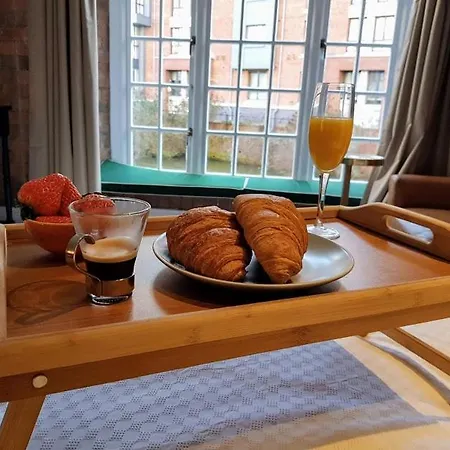 Cocoa Lily - River Fronted Studio In The City With Secure Parking