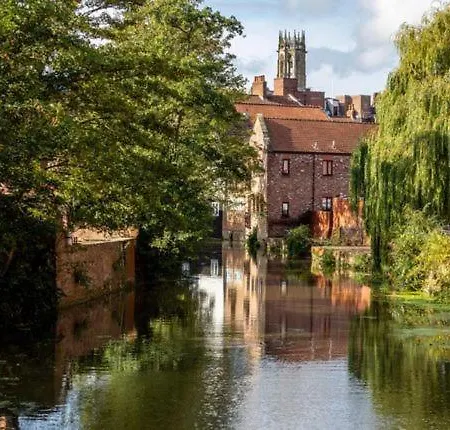 Cocoa Lily - River Fronted Studio In The City With Secure Parking York