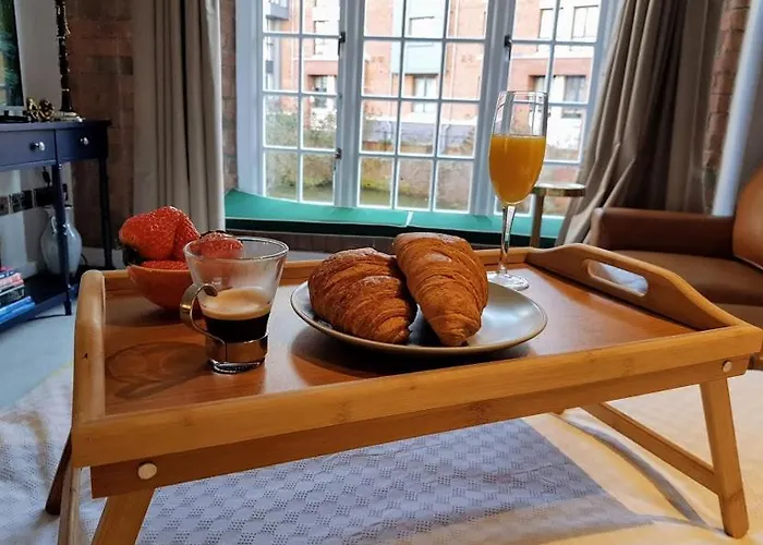 Cocoa Lily - River Fronted In The With Secure Parking